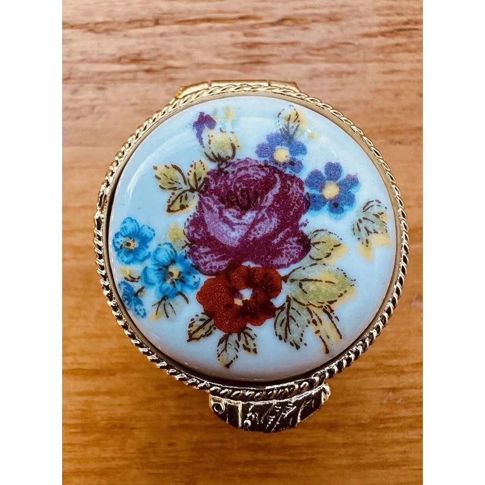 Vintage Floral Top Miniature Round‎ Pill Box Trinket Box Stamped Italy Gold Tone